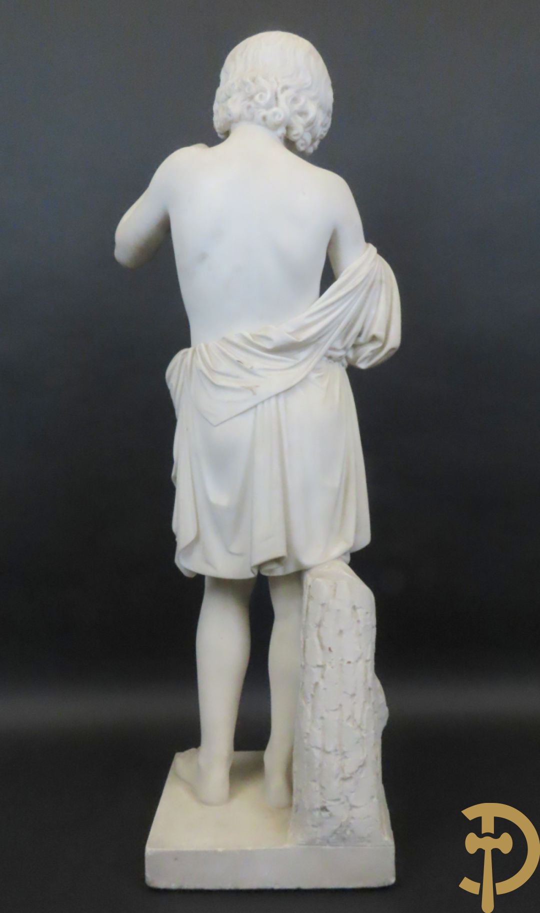 Onleesbaar getekend links achter 