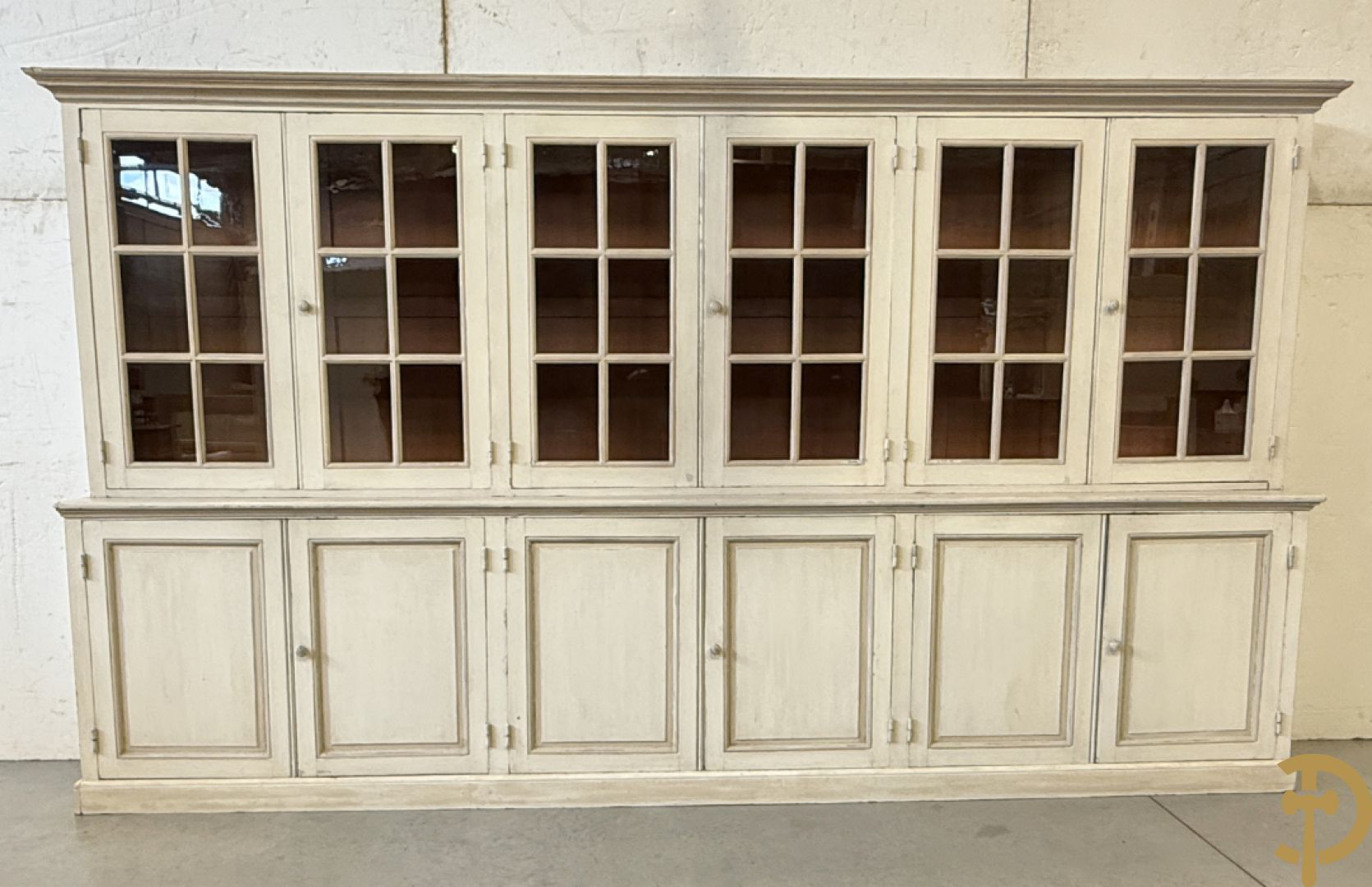 Beschilderde vitrine / buffet met 6 beglaasde deuren bonvenaan en 6 gesloten deuren onderaan