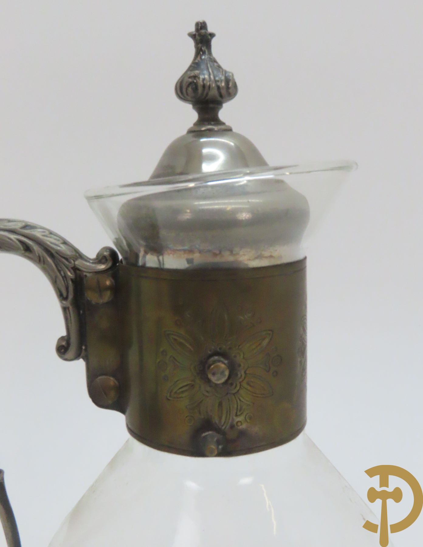 Twee decanteurs + olie- en azijnstel + 2 schenkkannen + twee-orig dekselpotje