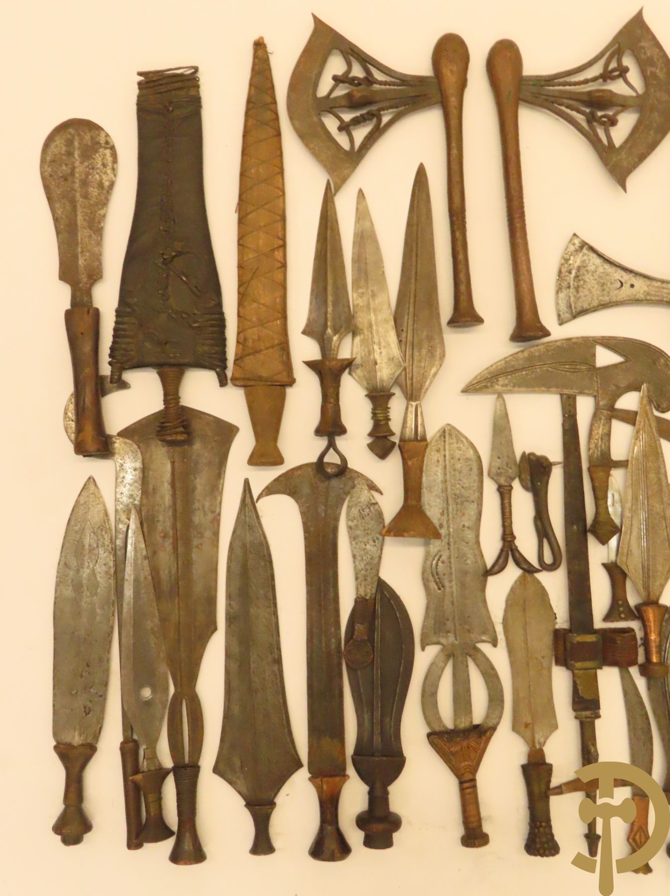 Verzameling mooi bewerkte Afrikaanse machetes, messen, speren, bijlen e.a.