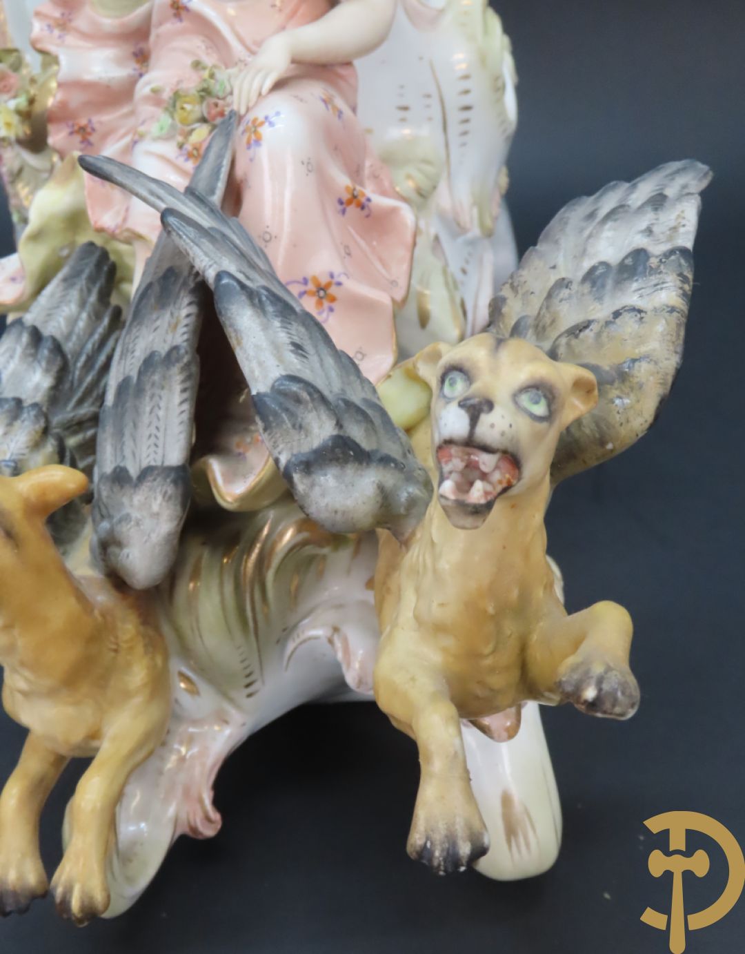 Meerkleurige porseleinen sierwagen slede met 3 dames voortgetrokken door 3 honden, onderaan gemerkt