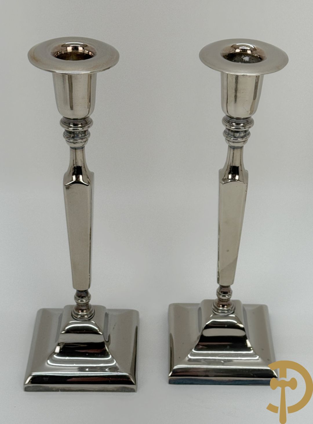 Engels verzilverd koffie- en theeset + verzilverde koekjesschaal + 2 verzilverde coupes + 2 verzilverde kandelaars + verzilverd kannetje