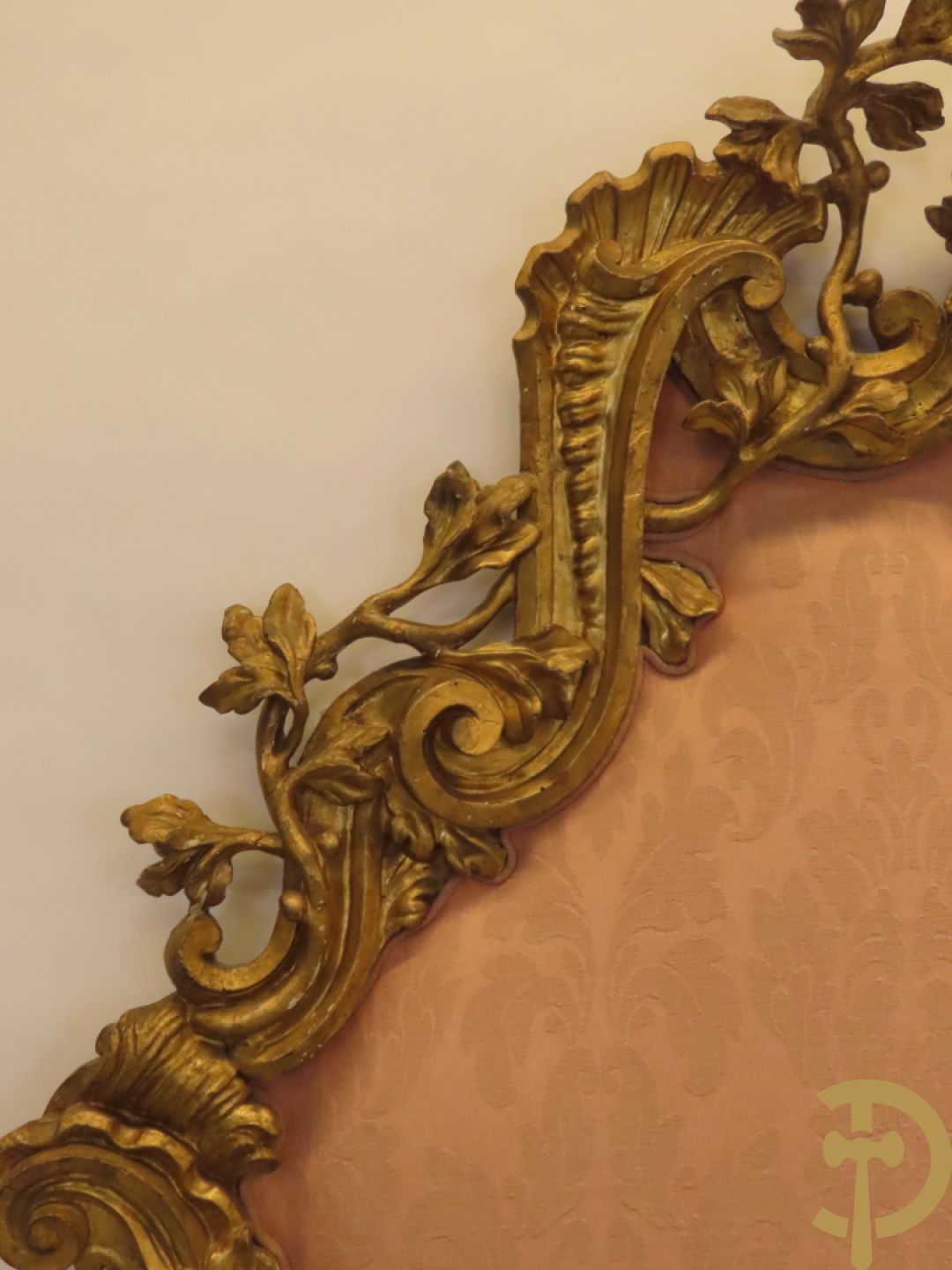 Verguld hoofdeinde van een bed met houten gesculpteerde accanthus- en bloemenranken
