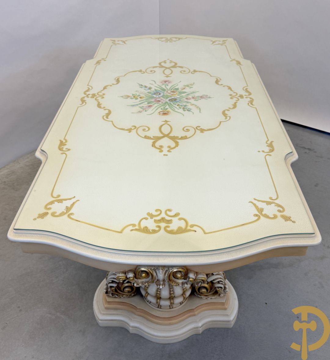 Italiaanse eetkamer met beschilderd bloemenmotief bestaande uit vierdeursdressoir met beschilderde bloemenmotieven, accanthusranken en glazen blad, tafel op gesculpteerde poten en 6 stoelen