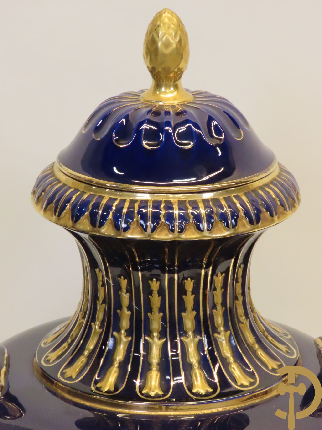 Grote kobaltblauwe porseleinen siervaas met deksel en accanthusranken opzij