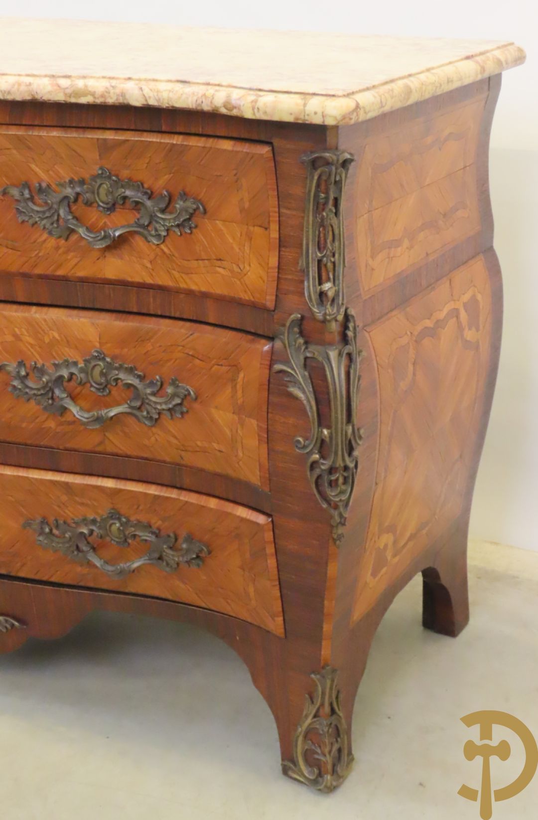 Gegalbeerde vierladencommode met bronsbeslag, marqueterie en marmeren blad