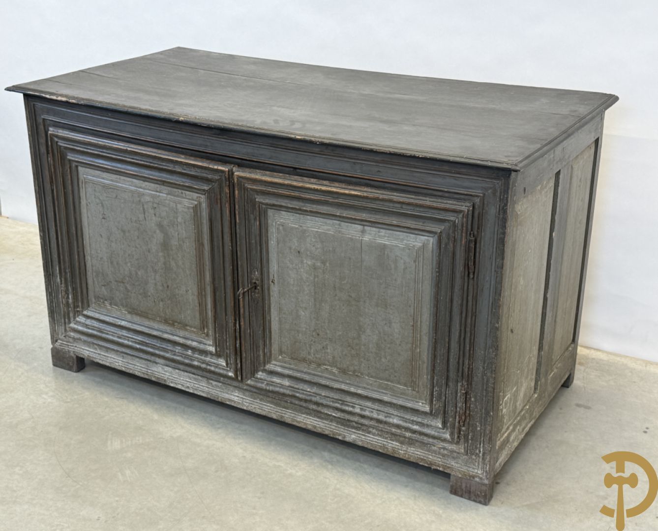 Gepatineerde tweedeursdresse met afgestoken panelen