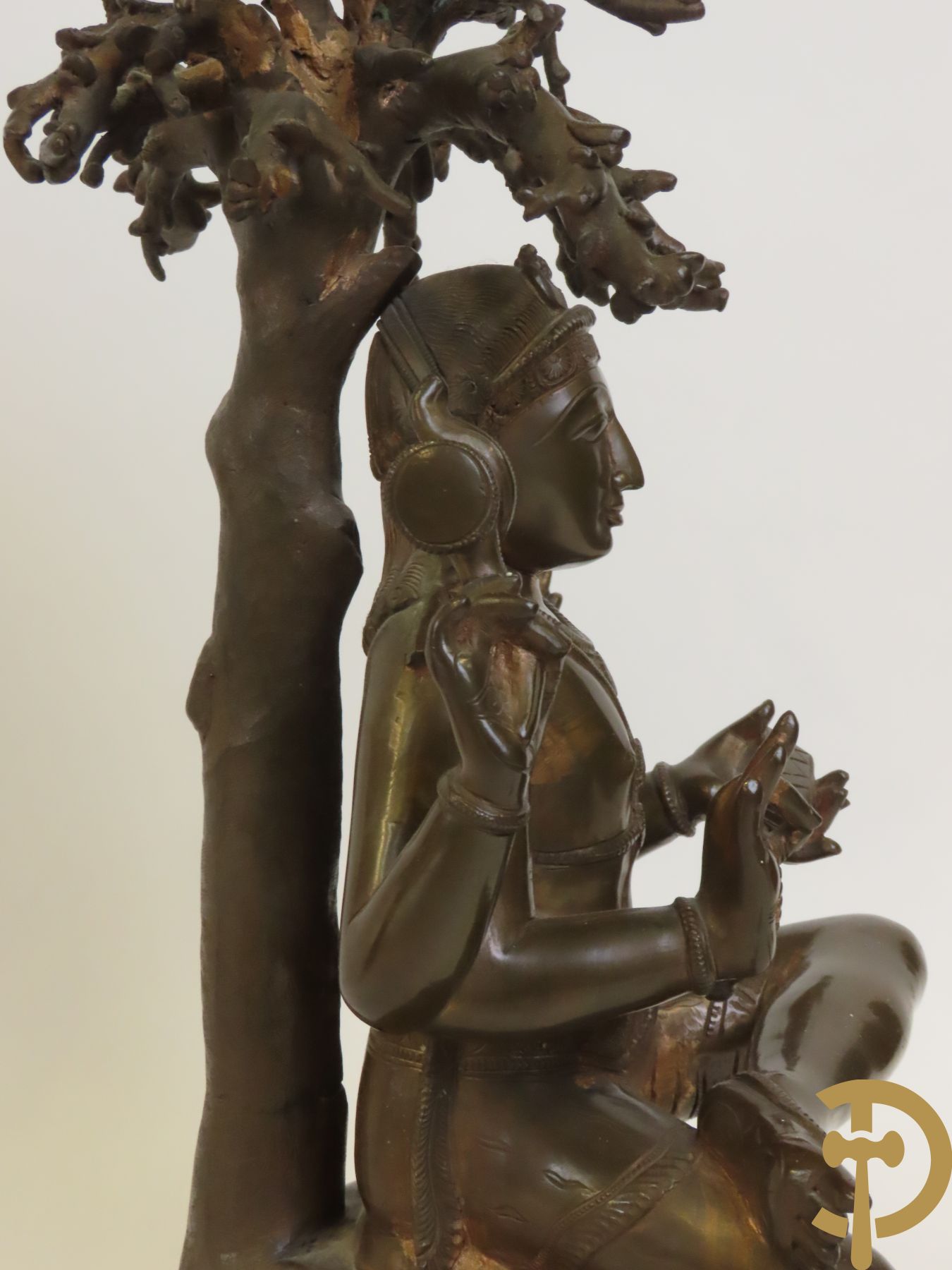 Aziatica bestaande uit bronzen zittende boedisatsvat onder boom, 2 bronzen olifanten met Indische figuren, bronzen zittende boedha, 4 Aziatische houtsculpturen van wijsgeren, Japanse dame in Satsumat en gipsen geknielde geisha