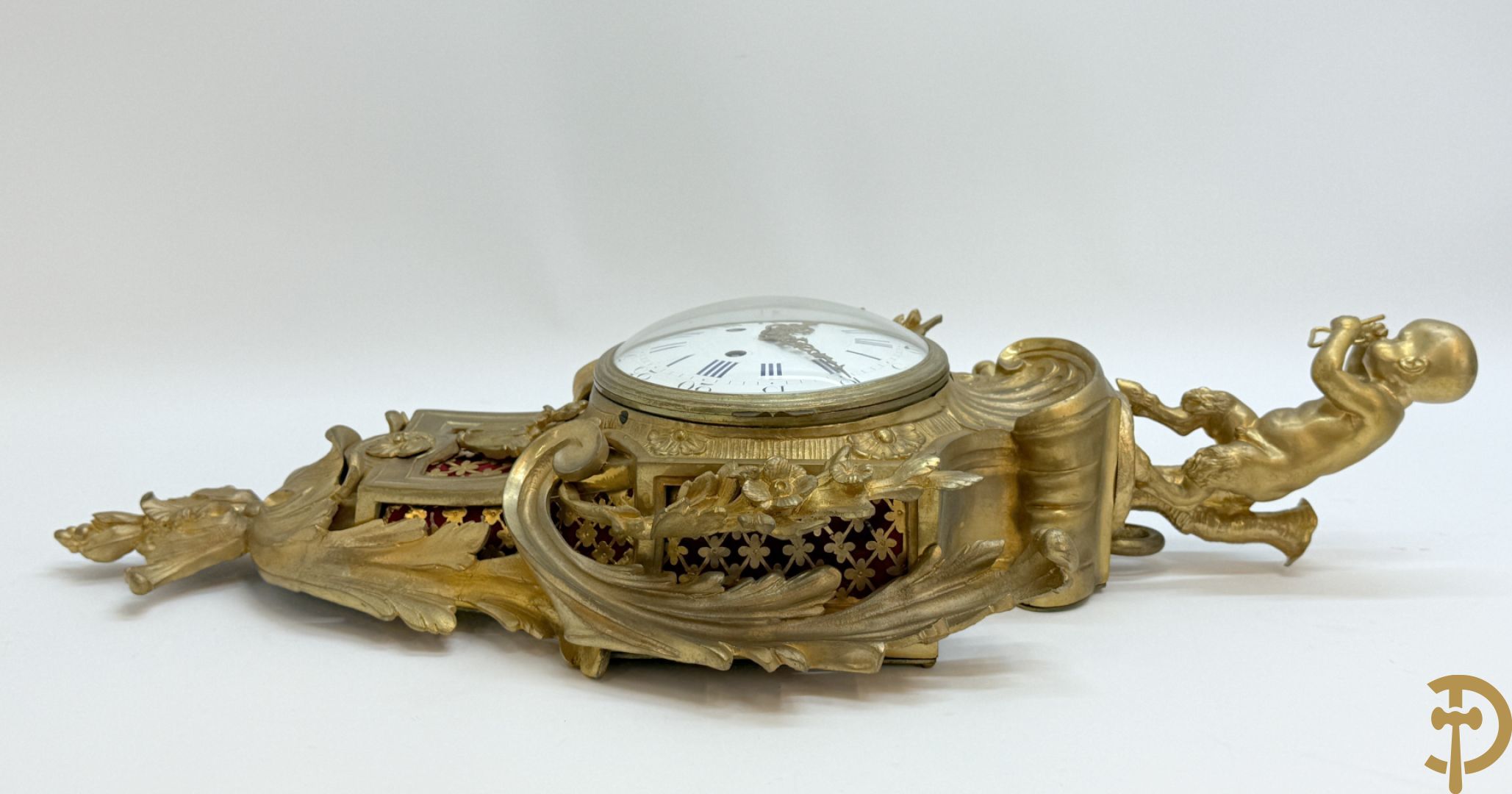 Bronzen muurkartel Louis XV stijl met bloemenmotieven en bovenaan bezet met faune met triangle, Molle Paris getekend binnenin op uurwerk