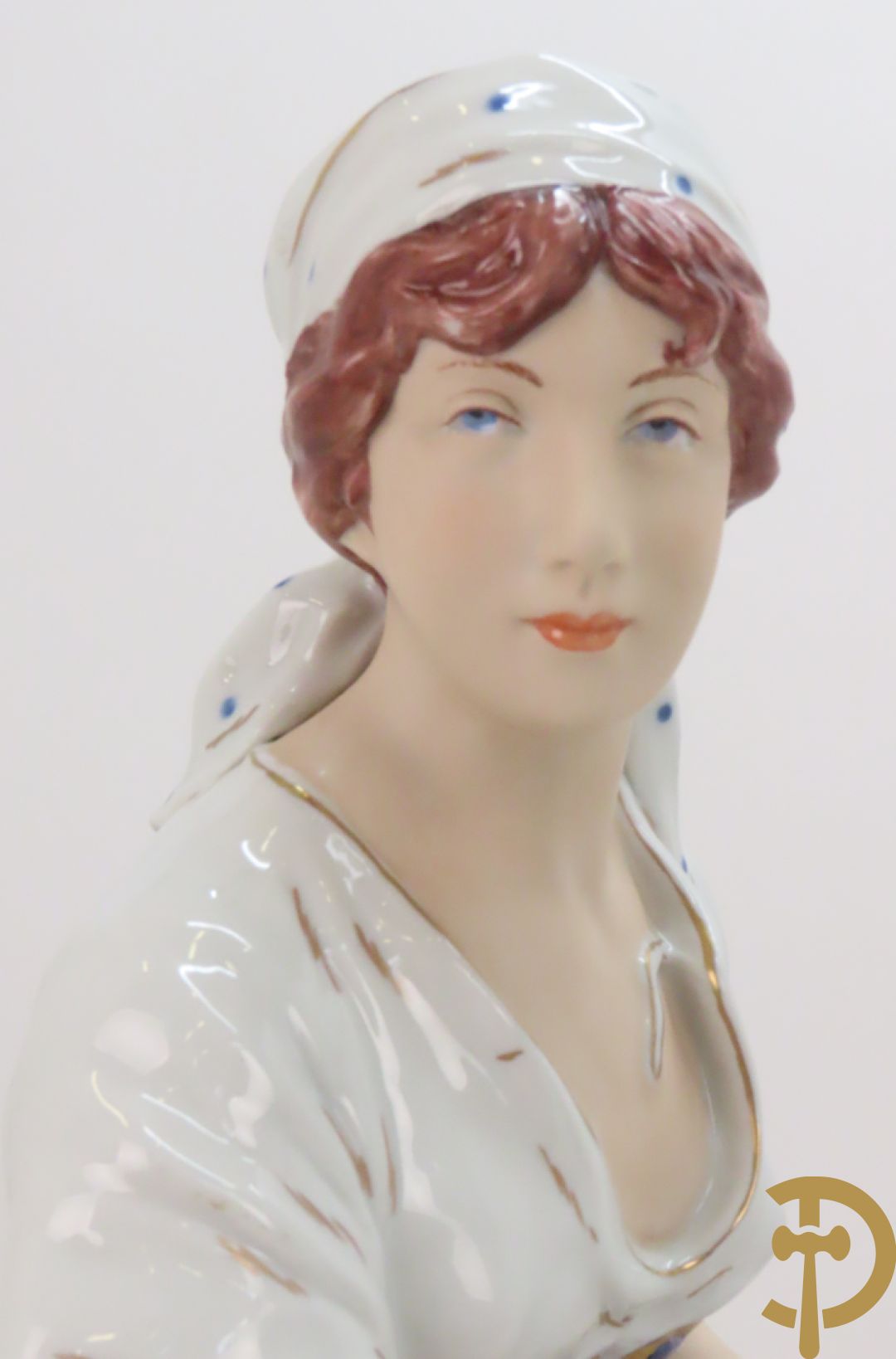 Paar Royal Dux personages van dame en heer bij de waterkraan, onderaan gemerkt en genummerd 10965 en 10563