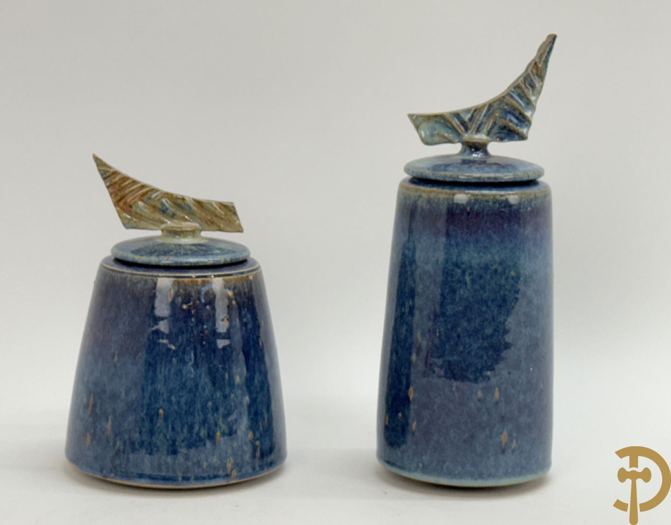 LEI HANNEN (van) onderaan gemerkt - Paar design dekselpotiches van geglazuurde keramiek