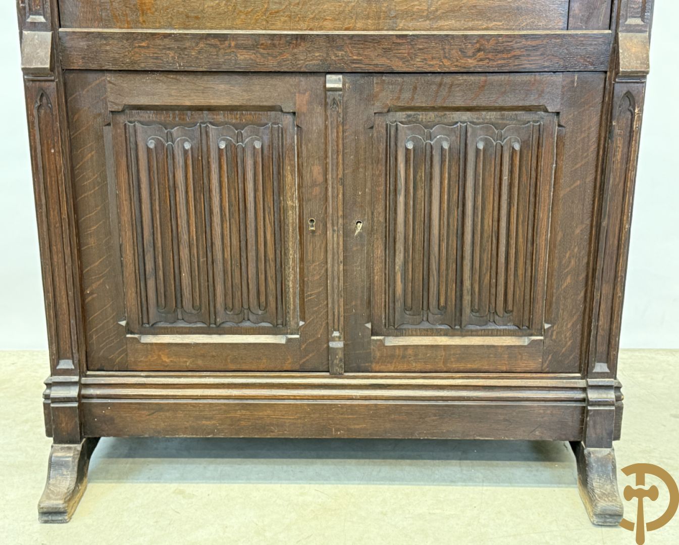 Massief eiken secretaire abattant met lade, klep en 2 deuren, centraal met interieur, Neo Gotisch