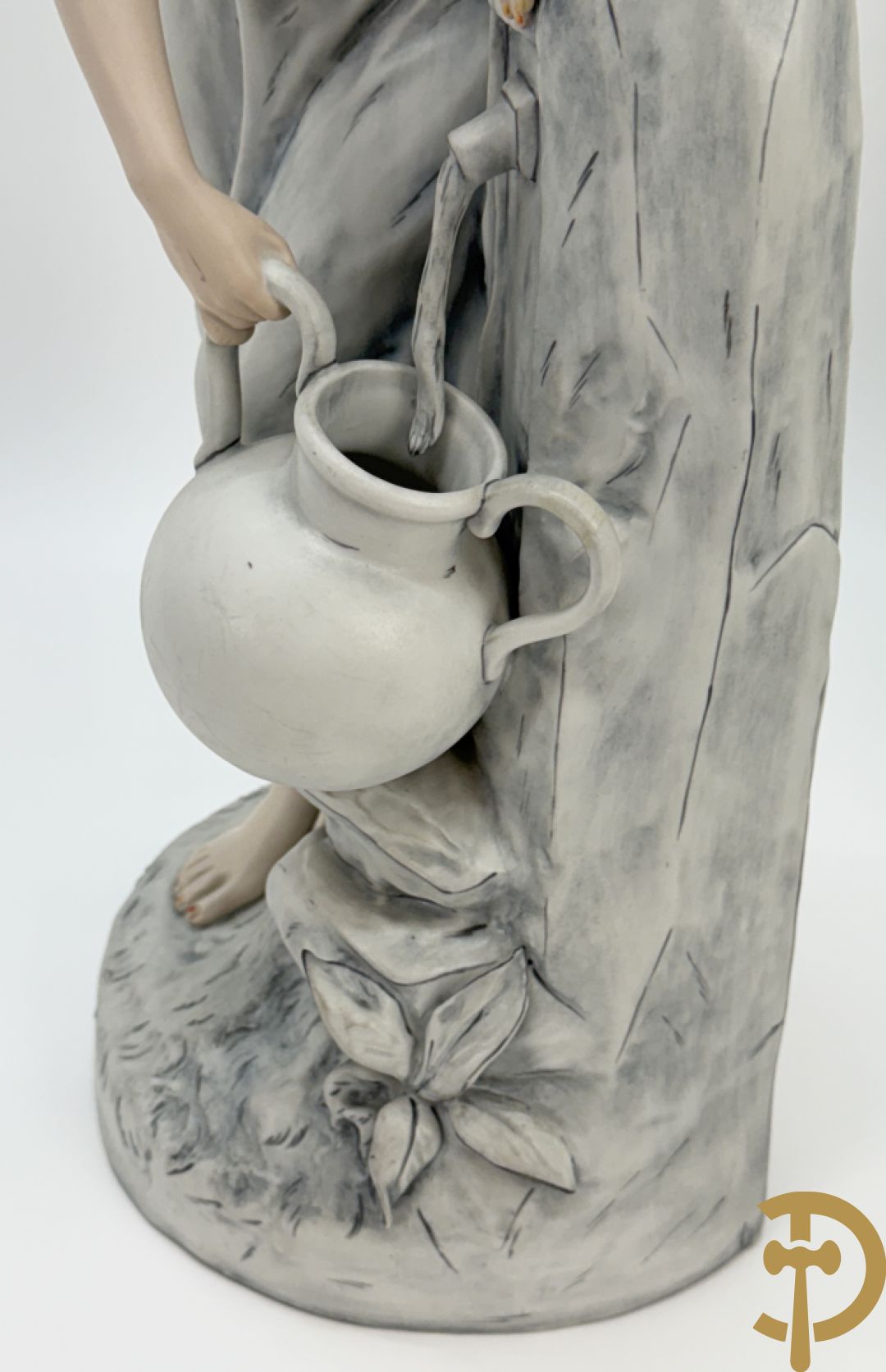 Paar Royal Dux beelden van koppel bij de waterbron, nummers 10563 en 10564