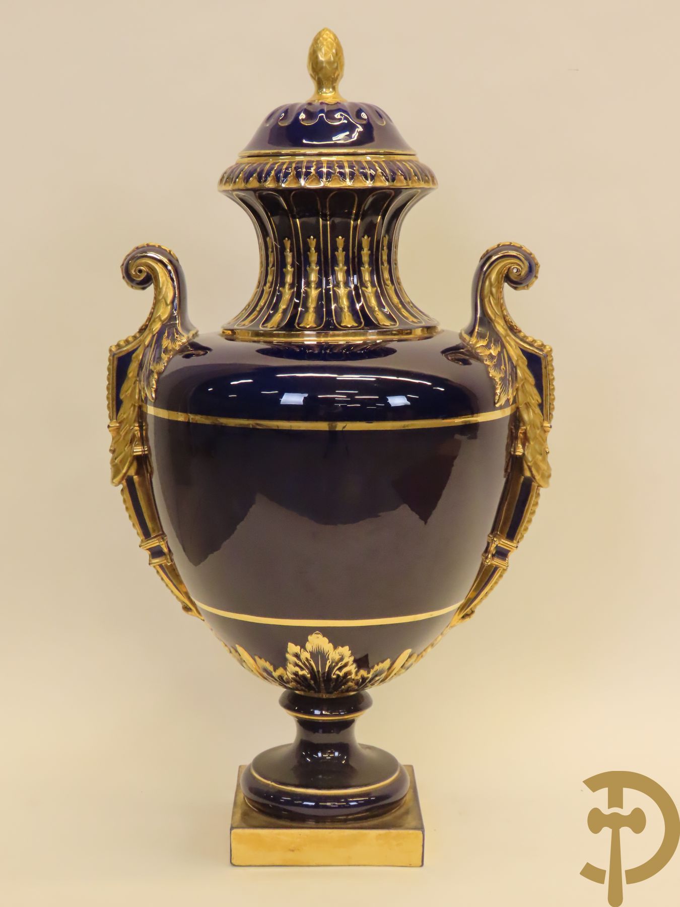 Grote kobaltblauwe porseleinen siervaas met deksel en accanthusranken opzij