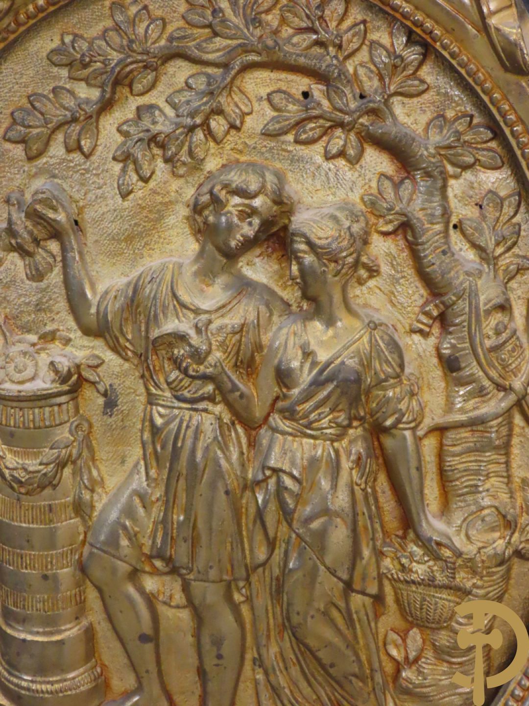 Napoleon III dressoir, centraal met bronnen plakkette omgeven door Louis XVI strik, met 2 zijdelingse vitrines met gebogen glas - stijlen bezet met bronzen dameshoofden