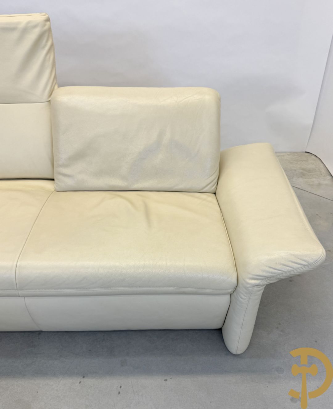 Salonensemble Koinor bestaande uit 3 elementen waarvan groot element met uittrekbaar voeteinde en twee tweezits