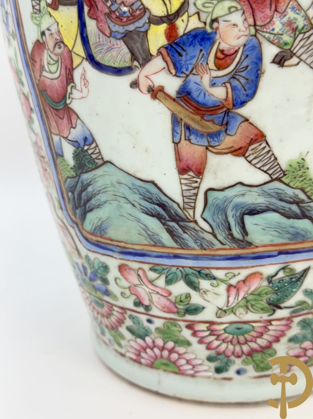 Chinese porseleinen vaas met geanimeerd krijgerdecor en vogeltaferelen