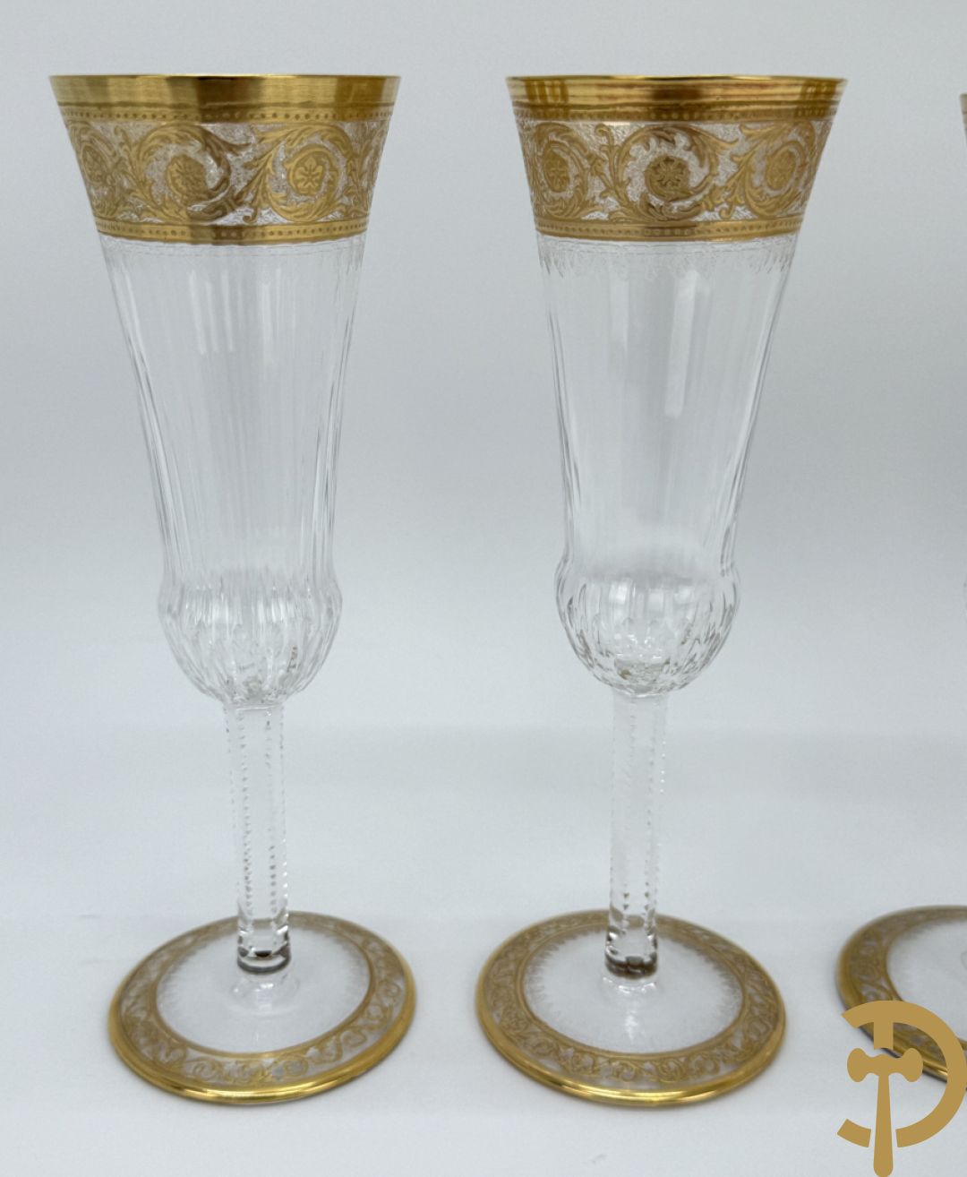 Zes fluitvormige kristallen champagne glazen met Thistle decor, cristallerie Saint Louis gemerkt