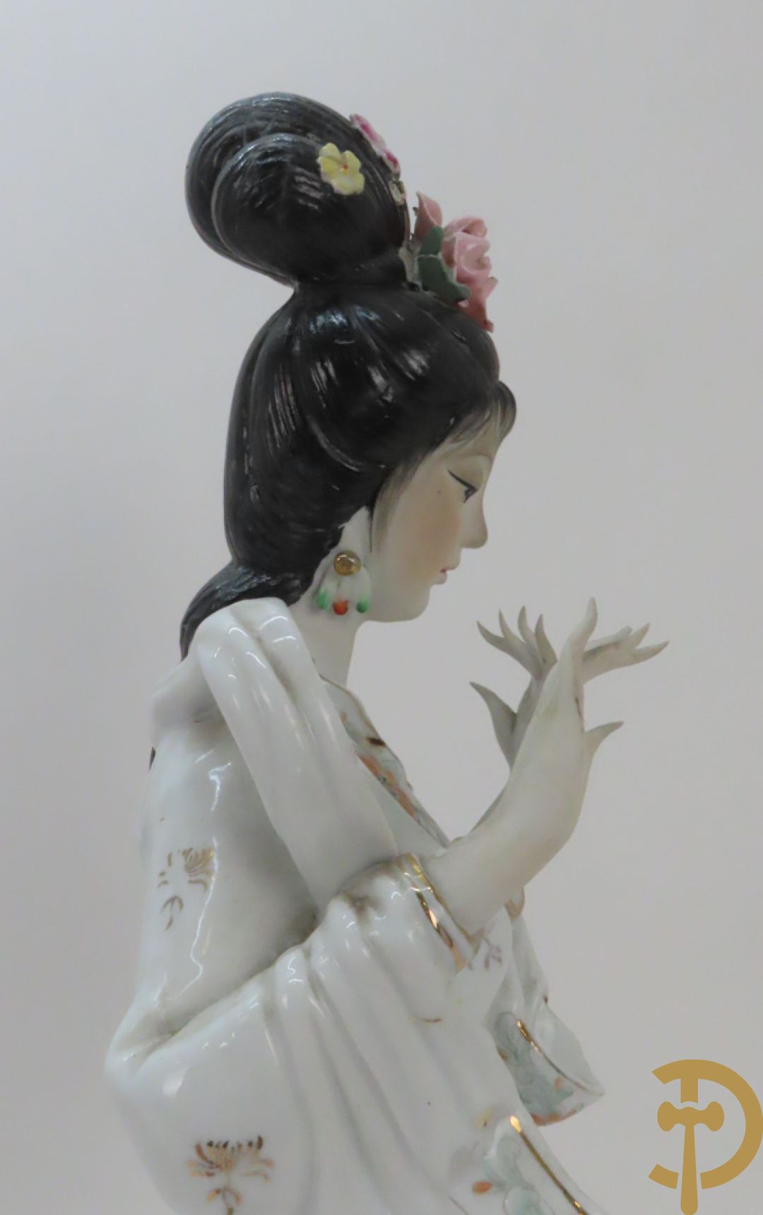 Chinese porseleinen geisha dame tussen de bloemen