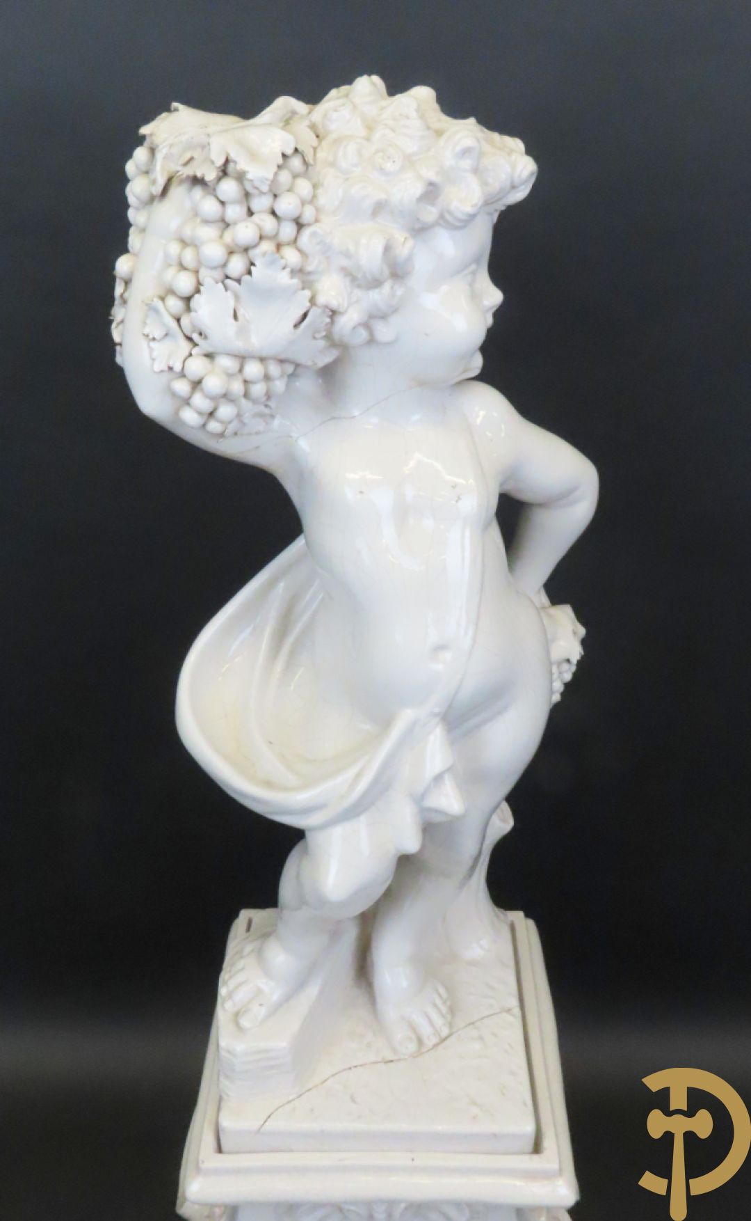 Engel met druiventrossen in Italiaanse majolica op sokkel