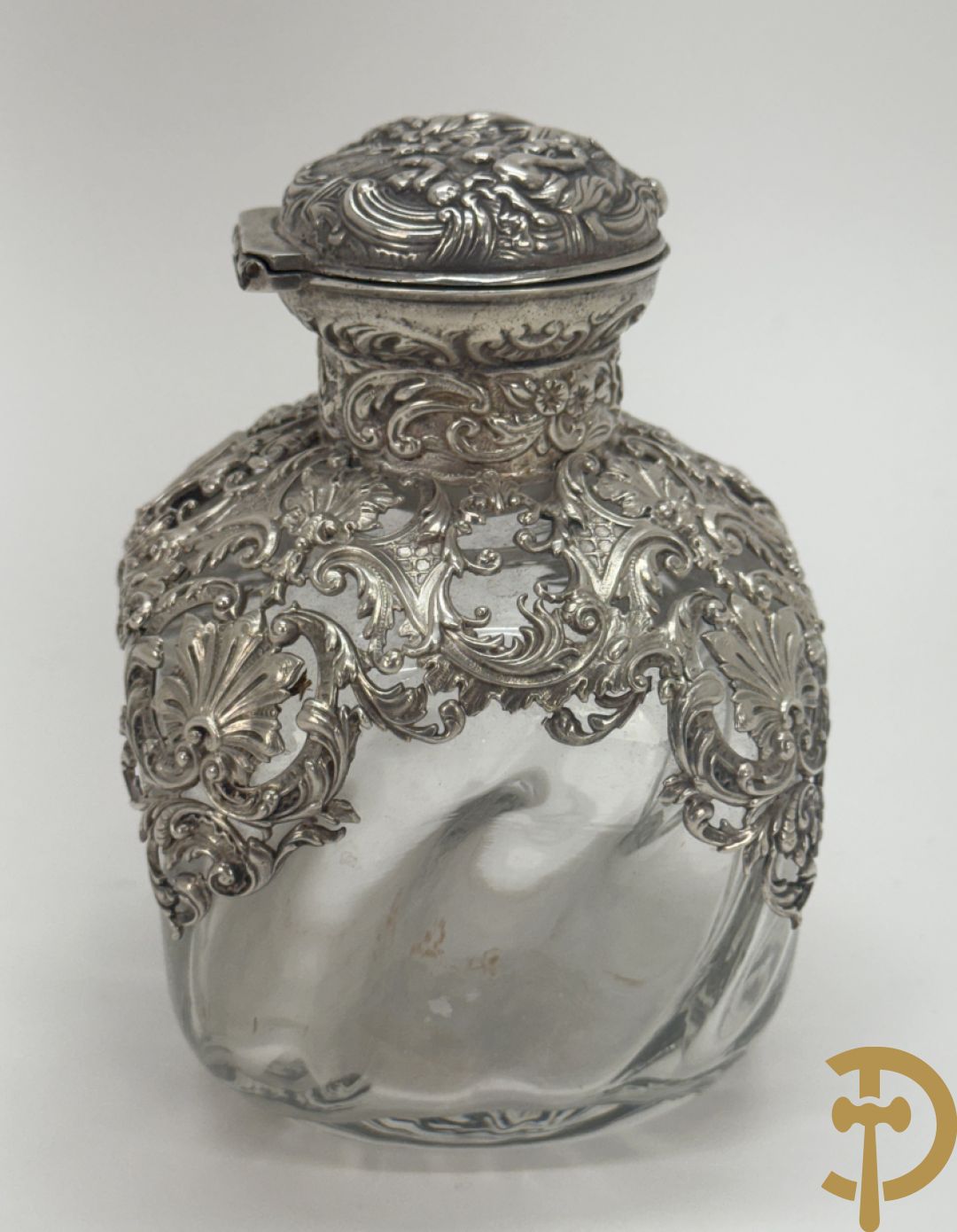 Kristallen flacon met verzilverd omhulsel en geanimeerd tafereel + kristallen coupe met verzilverde rand + kristallen coupe met vergulde louis XVI strikken en guirlandes