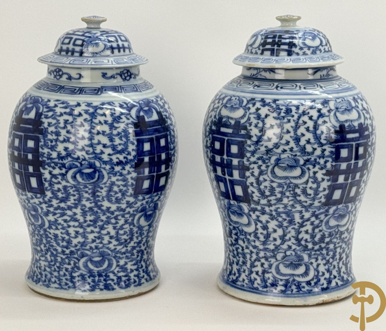 Paar blauw/witte Chinese porseleinen dekselpotiches met bloemen en Chinese tekens