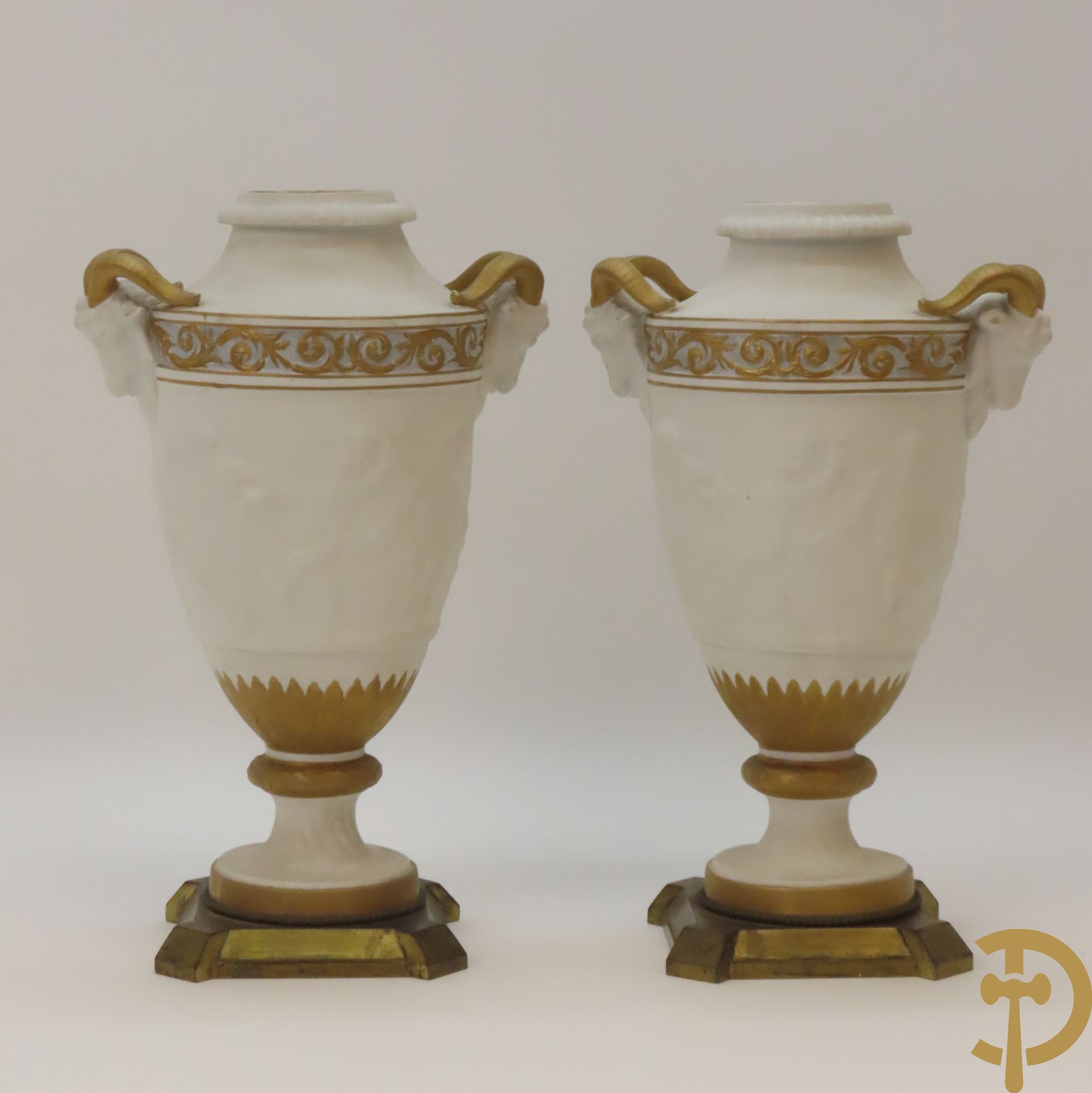 Paar porseleinen vazen met ramskoppen en basrelief van cupido