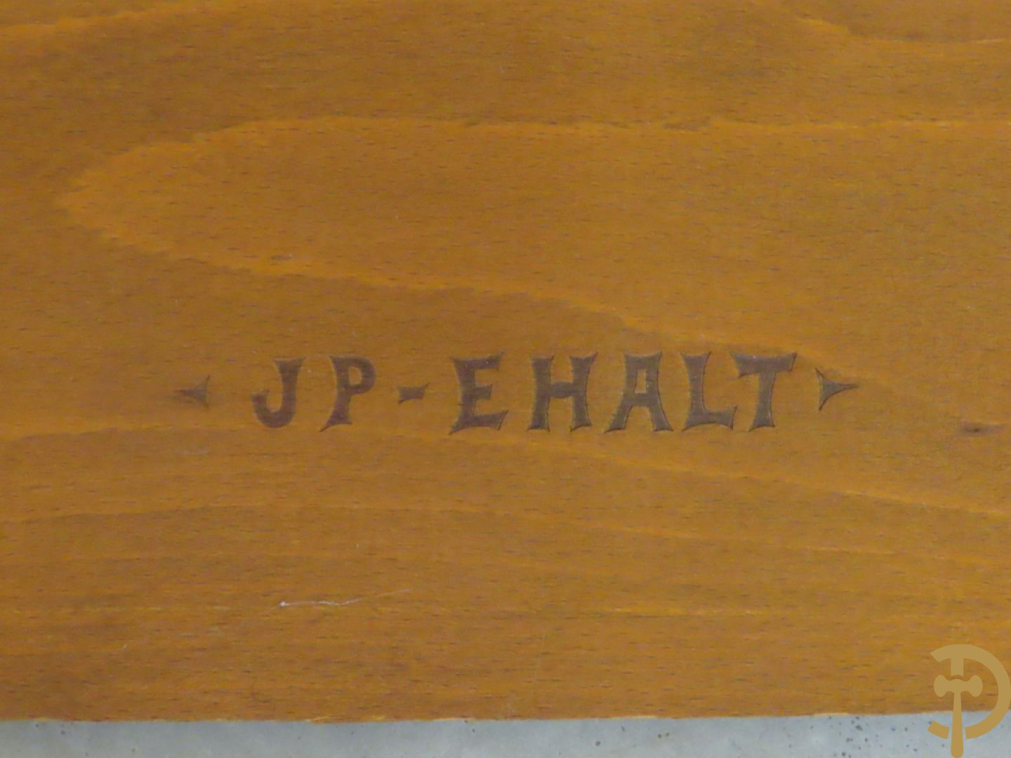 Notelaren eetkamer Louis XVI stijl bestaande uit vijfdeursdressoir met bloemenmarquetterie, bronsbeslag en wit marmeren blad, ovale uittrekbare tafel, 6 stoelen met leder bekleed en gegalbeerde vitrine met geslepen ruitjes