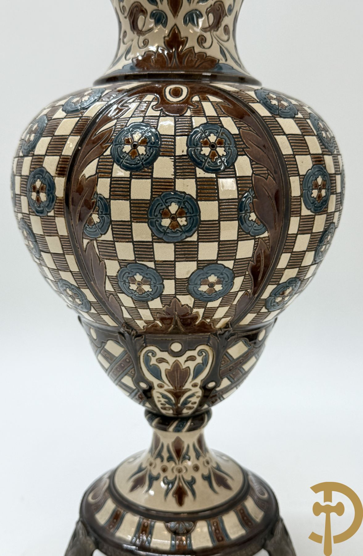 Paar meerkleurige vazen in Oostenrijkse faience met bloemendecor op koperen voet, Gerbing & Stephan, begin 1900