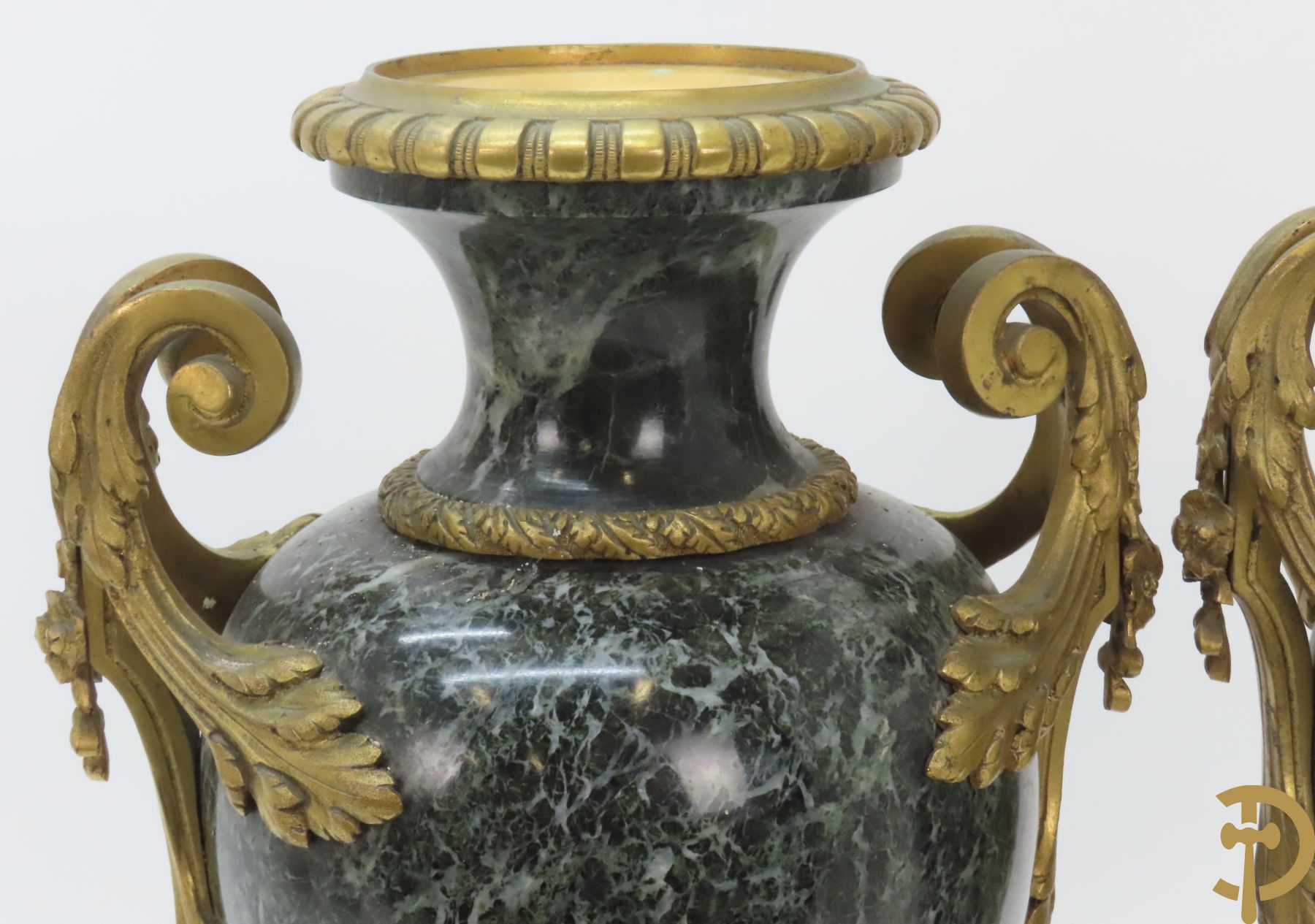 Paar marmeren cassolettes met los deksel, zijdelings bezet met accanthusranken en bloemen