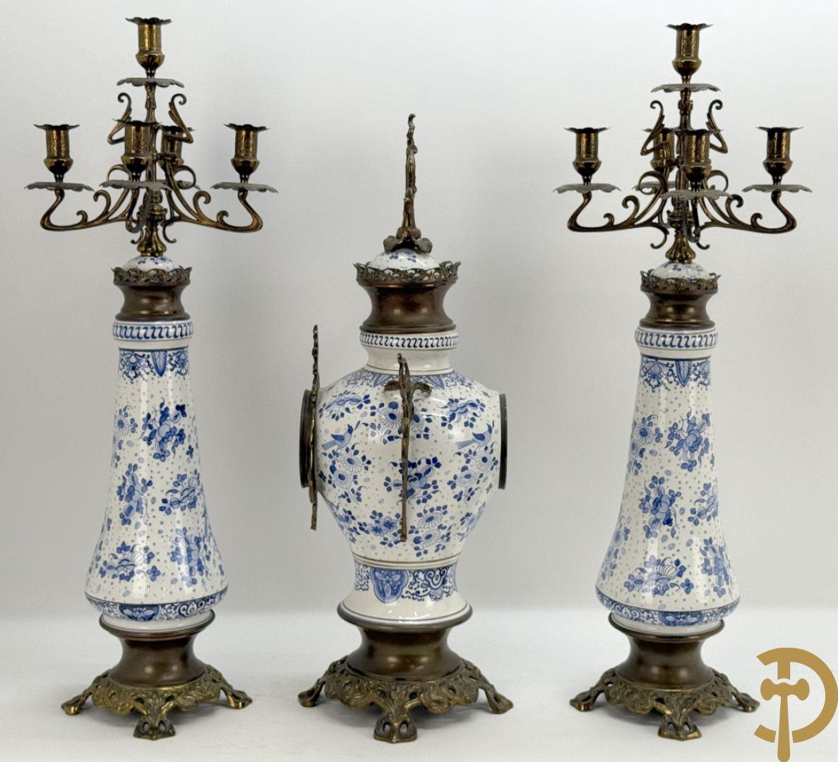 Driedelige garnituur met faience in Delftse stijl en bezet met koperen Jugendstil kandelaars, rond 1900