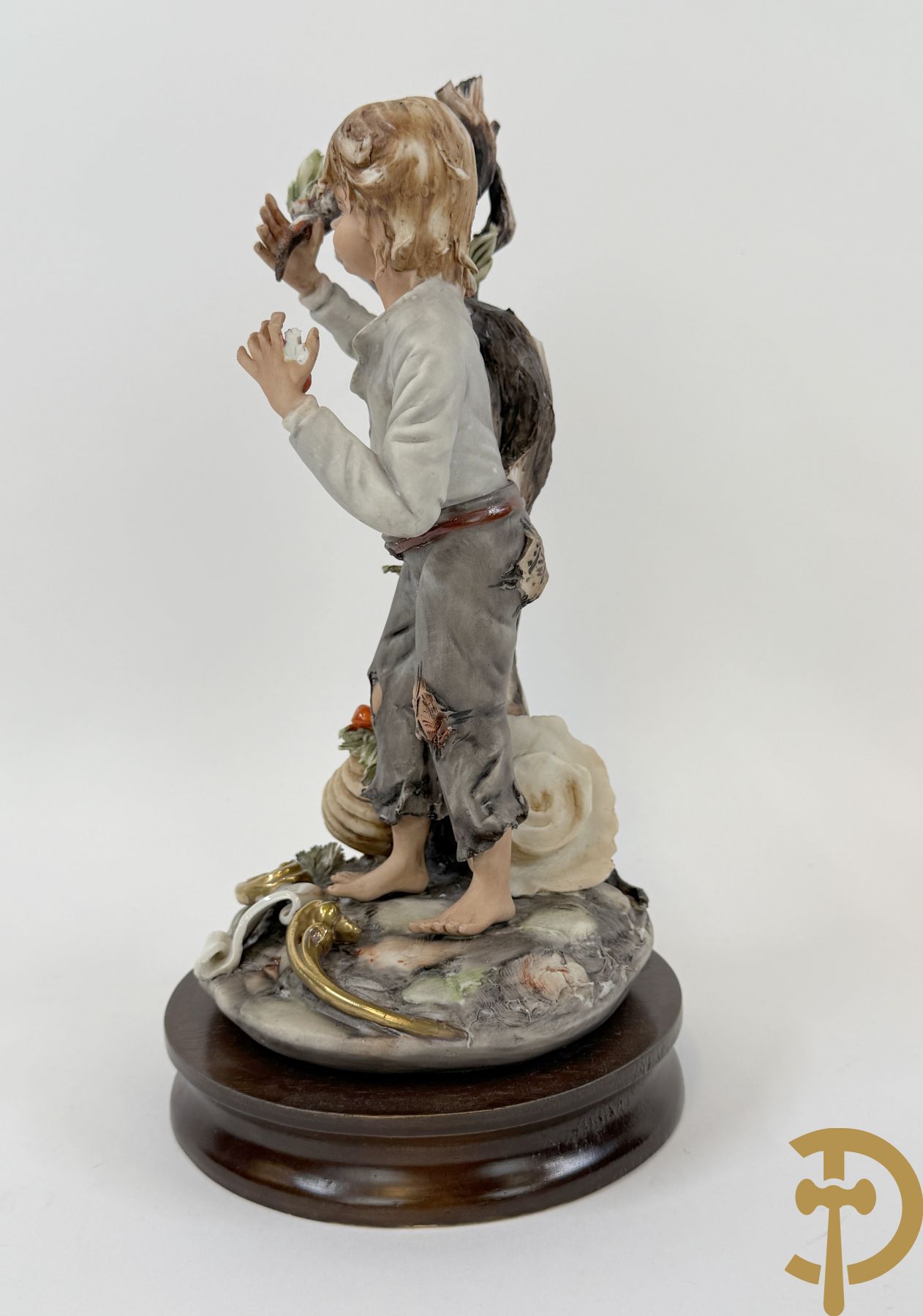 Twee grote Italiaanse groepen in 
gekleurde biscuit : jongens plukken appels - onderonsje aan tafel + 4 groepen in gekleurde Italiaanse biscuit