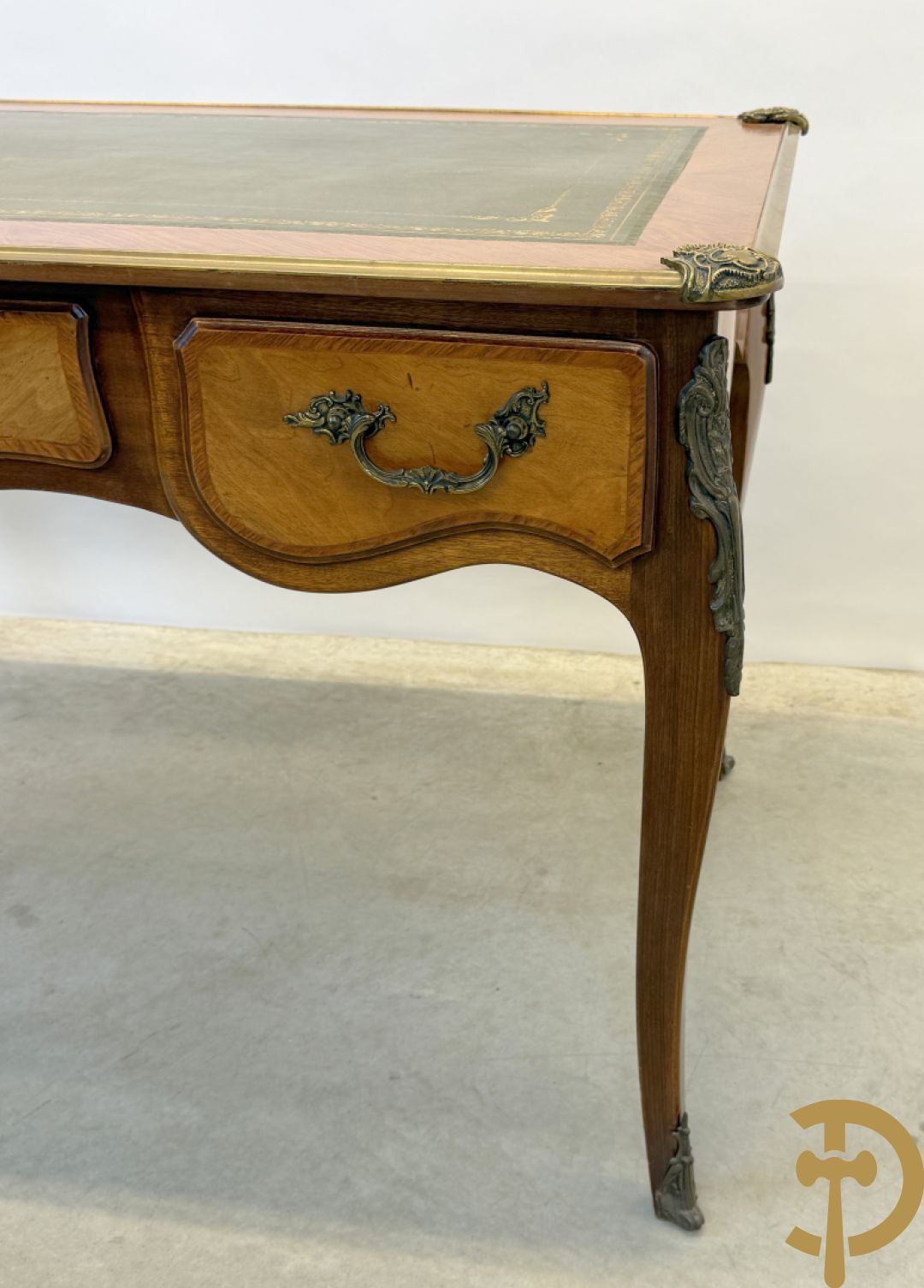 Notelaren Louis XV bureau met lederen blad, 3 lades  en bronsbeslag op voluutvormige poten