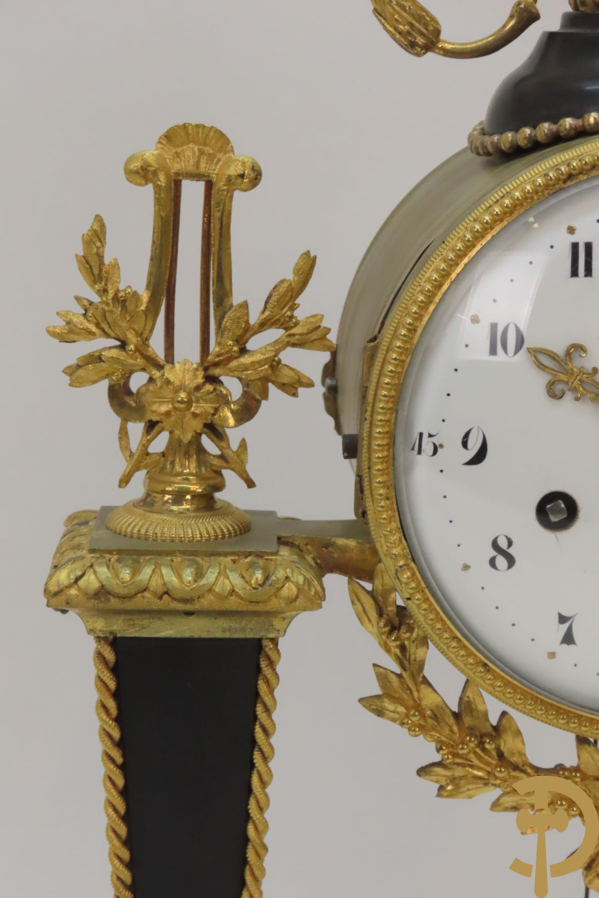 Louis XVI pendule bezet met harten en accanthusranken, binnenin met lisdoddes, Barancourt à Paris getekend