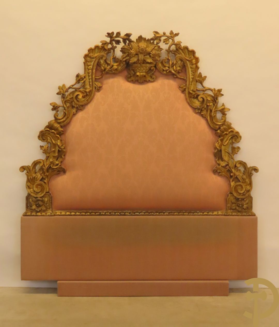 Verguld hoofdeinde van een bed met houten gesculpteerde accanthus- en bloemenranken