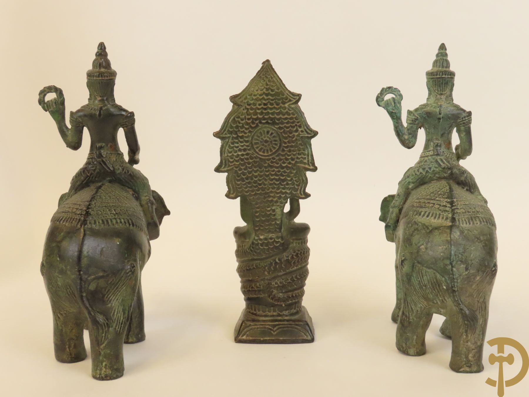 Aziatica bestaande uit bronzen zittende boedisatsvat onder boom, 2 bronzen olifanten met Indische figuren, bronzen zittende boedha, 4 Aziatische houtsculpturen van wijsgeren, Japanse dame in Satsumat en gipsen geknielde geisha