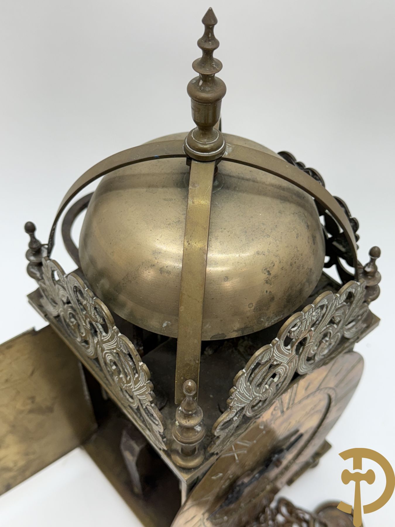 Twee koperen lantaarnklokken, gemerkt Tho Moore Ipswich waarvan 1 met bijhorende slinger en gewicht en de andere zonder