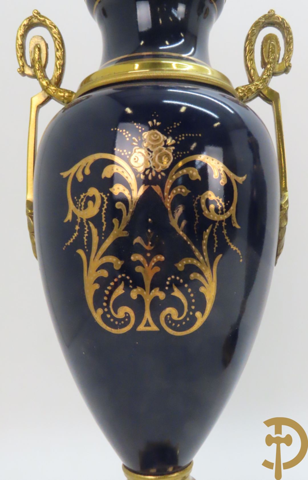 Paar kobaltblauwe dekselpotiches, Sèvres stijl