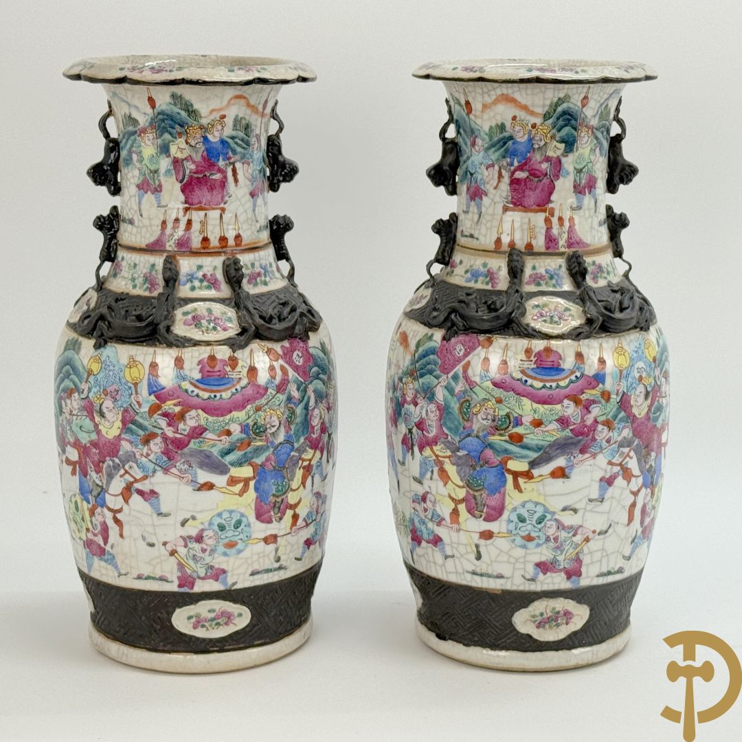 Paar Nankin vazen met dansende figuren en krijgertaferelen op houten sokkels