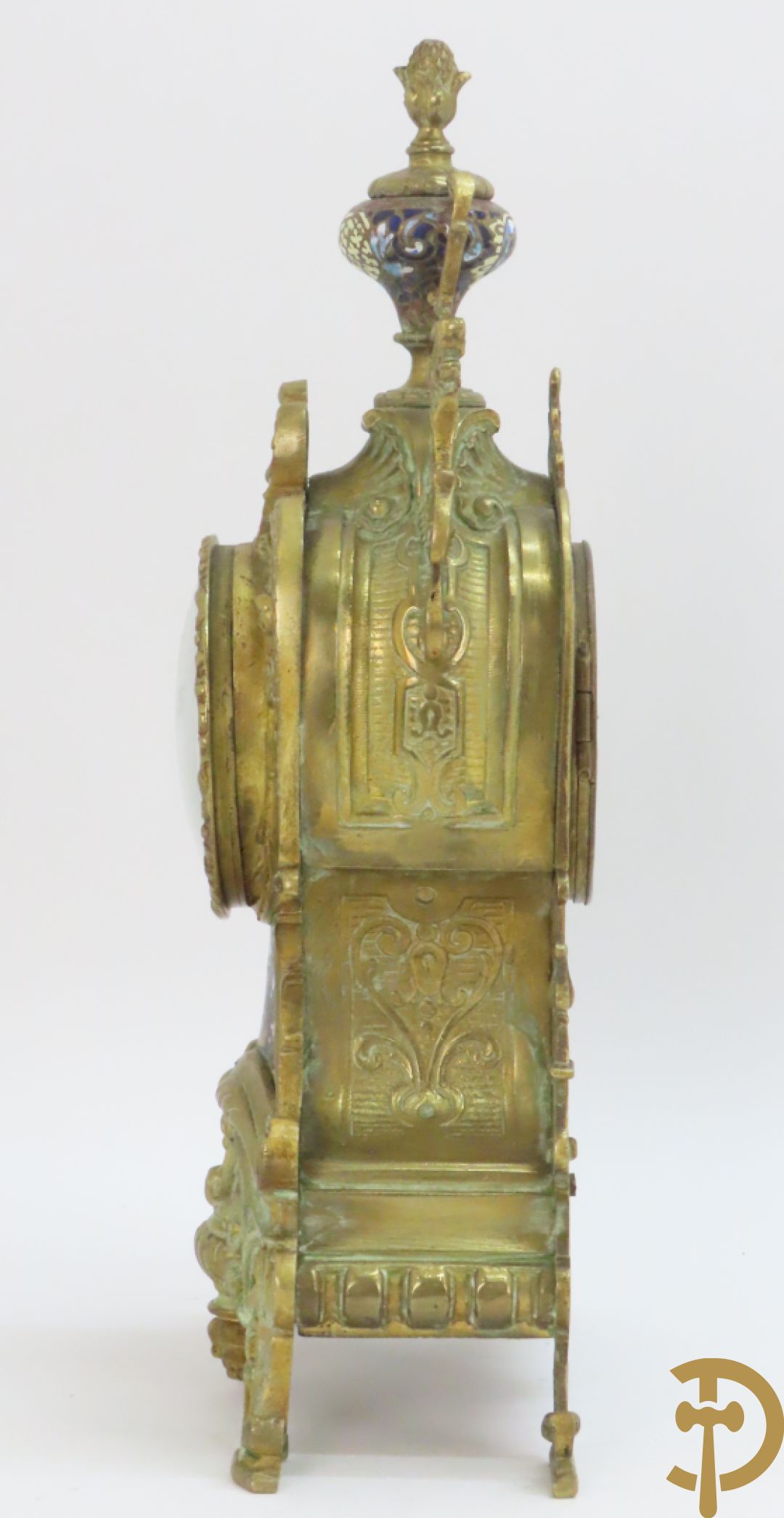 Bronzen pendule, Louis XV stijl, bezet met email, Champlève decor