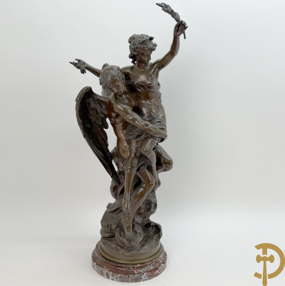MOREAU Math. getekend 'Gevleugelde man met dame houdende een troffee' bronzen beeld H.C. met stempel Medaille d'Honneur