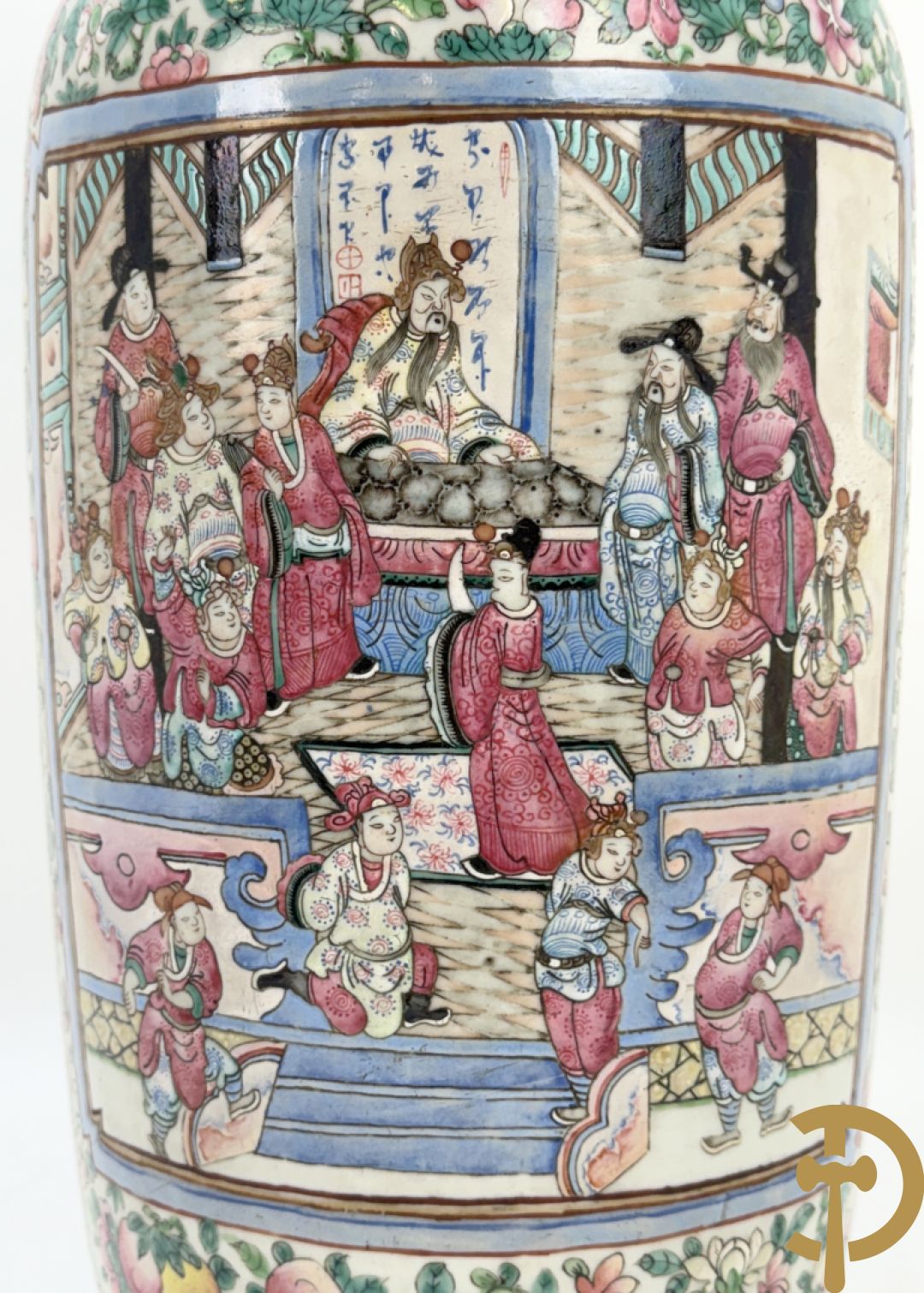 Chinese porseleinen vaas met geanimeerd decor en fond van bloemen, Kanton 19e