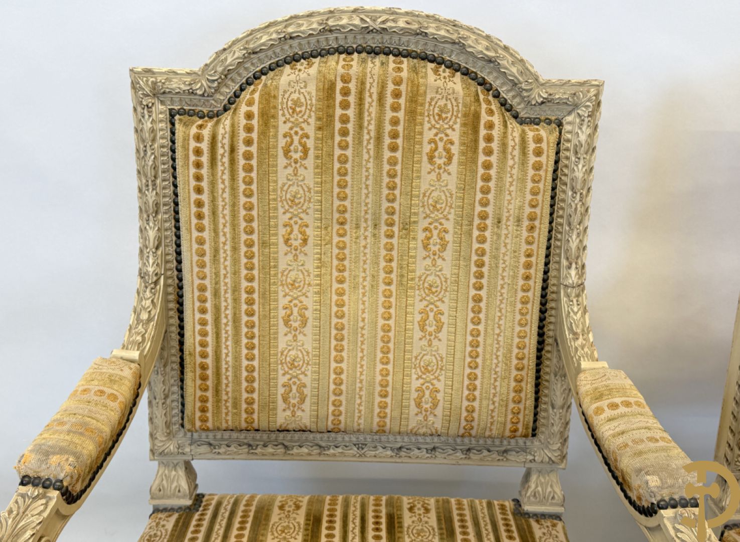 Gemonochromeerd salonensemble met gesculpteerde bladranken bestaande uit canapé, 2 armzetels en 3 stoelen