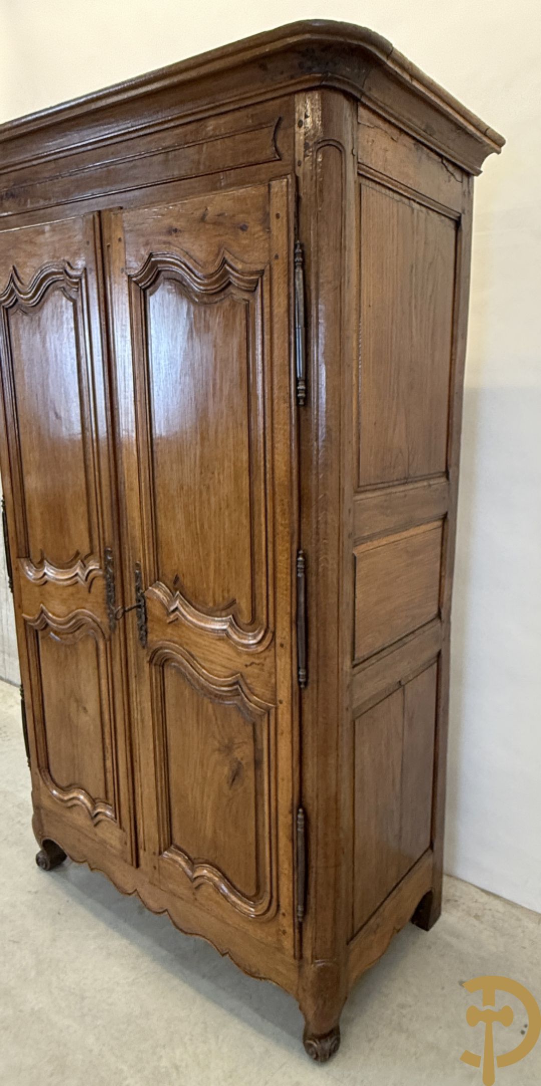 Massief eiken tweedeurskast met gezwaaide deuren op voluutvormige poten