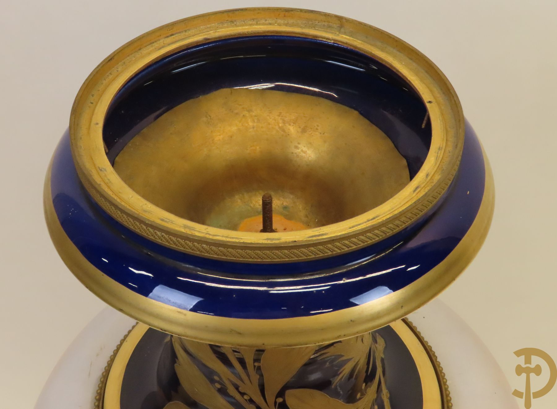 Grote porseleinen Sèvres vaas met dubbel decor van cavalerie, slagveldtaferelen en zicht op kasteel, DESPREZ H. getekend in het decor - bovenaan met verguld decor en zijdelings met bronzen oren en accanthusranken - deksel met Sèvres merkteken - op vierkante bronzen sokkel met klauwepoten