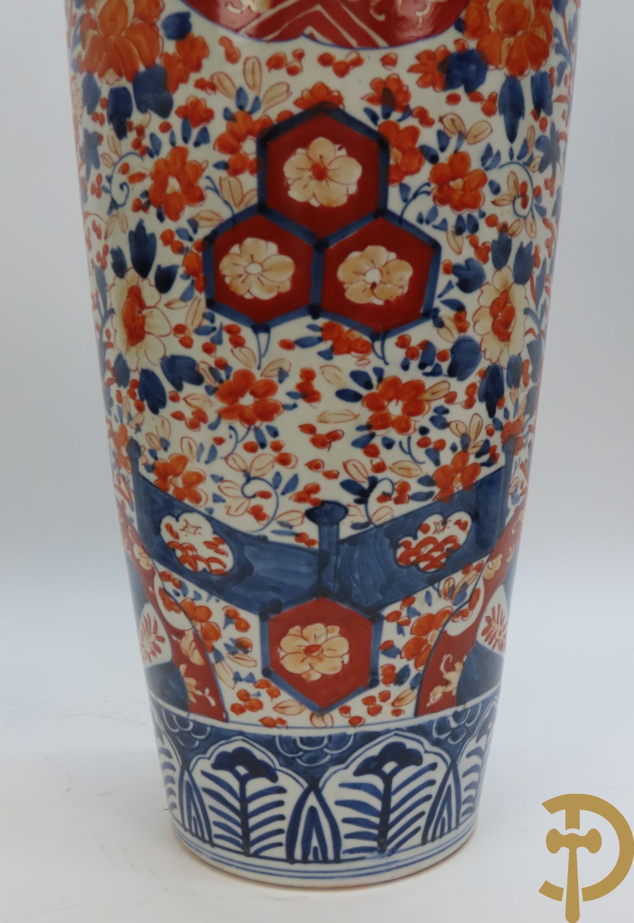 Japanse Imari potiche met geanimeerd landschapsdecor en geisha