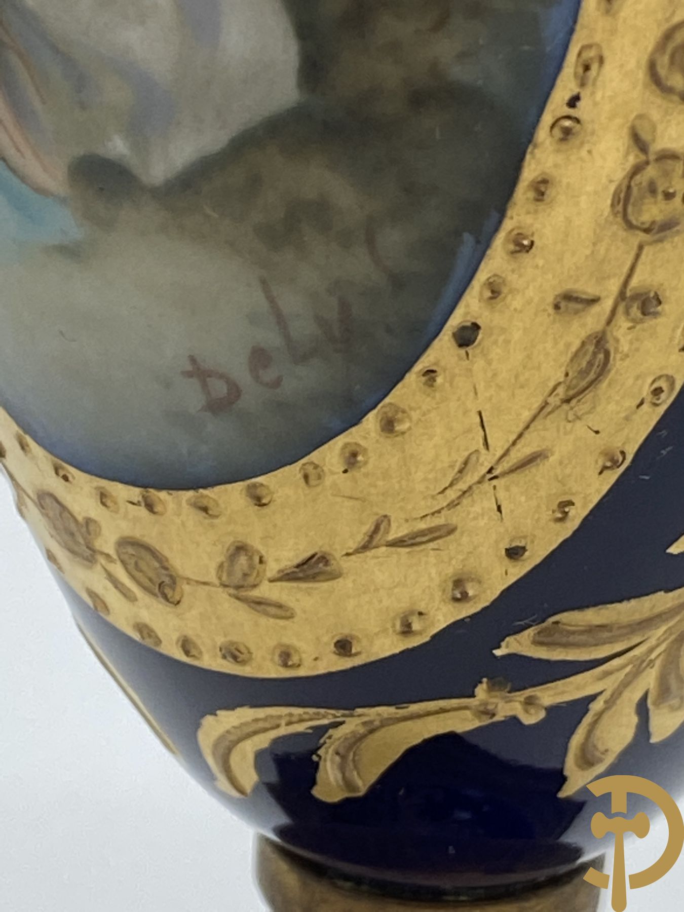 Paar kobaltblauwe porseleinen Sèvres vaasjes  met ovale medaillons met handbeschilderd lieftallig decor van dames in landschap en bronzen oortjes - onderaan gemekt