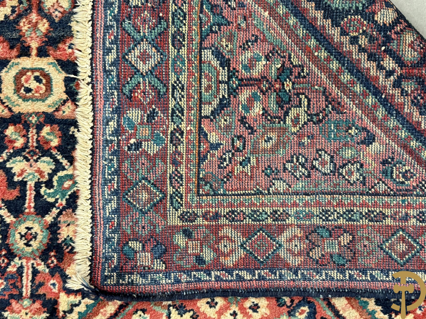 Drie oosterse handgeknoopte tapijten met blauwe fond