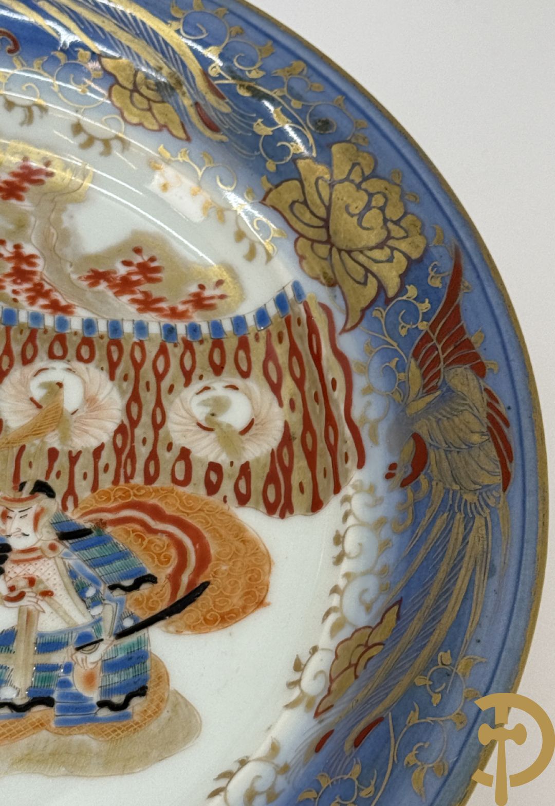 Paar Japanse meerkleurige porseleinen schalen met krijgerdecor op voet