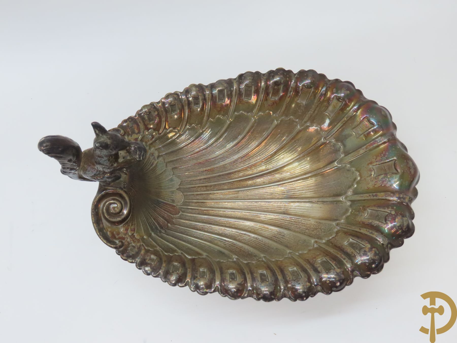 Verzilverd koffiestel MFD & Plated by Reed & Barton 2046 bestaande uit koffiekan, melkkan en suikerpot met ovale medaillons + verzilverde coupe met eekhoorn en rocaille + verzilverde coupe met glas + Verzilverde schenkkan met houten handvat